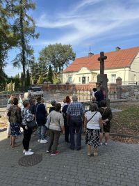Grupa studentów UTW przy pomniku upamiętniającym poległych powstańców - Tłuchowo.