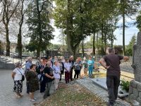 Przewodnik Michał Wiśniewski opowiada historię potyczki pod Kozirogiem - Łęg przy kościele w Tłuchowie.