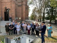 Regionalistka Bożena Ciesielska opowiada grupie o losach powstańców styczniowych.