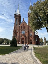Monumentalny budynek kościoła w Ligowie.