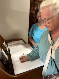 Pani Grażyna Dobrzyńska i Teresa Kostrzewska dokonują wpisu do księgi pamiątkowej w Muzeum Ziemi Dobrzyńskiej w Rypinie.