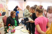 Autorka podpisuje dzieciom swoje książki