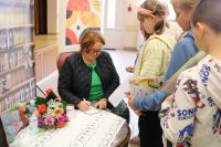 Autorka składa autografy na swoich książkach