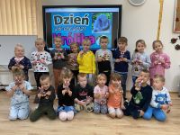 Dzieci z przedszkola z Zadusznik z wykonaną pracą plastyczną - króliczki na patyku.