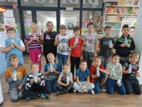 Dzieci z klasy trzeciej z wykonaną pracą plastyczną - królik z rolki z papieru.