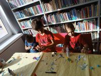 Dzieci z klasy trzeciej wykonujące pracę plastyczną.
