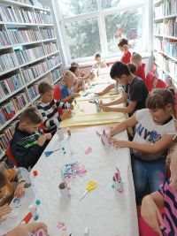 Uczniowie z klasy trzeciej wykonujące pracę plastyczną.