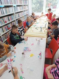 Uczniowie z klasy trzeciej wykonujące pracę plastyczną.