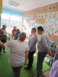Oprowadzanie mieszkańców Domu Pomocy Społecznej wraz z opiekunkami przez Dyrektor panią Katarzynę Kwiecińską po bibliotece...