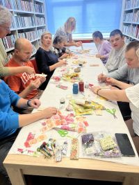 Mieszkańcy DPS-u wykonujący zakładki do książek metodą decoupage.