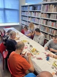 Mieszkańcy DPS-u wykonujący zakładki do książek metodą decoupage.