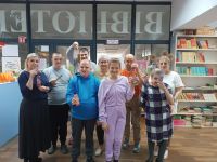 Dyrektor Ośrodka Kultury i Biblioteki Gminy Wielgie pani Katarzyna Kwiecińska z mieszkańcami Domu Pomocy Społecznej wraz...