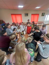 Dzieci na zajęciach feryjnych warsztaty z wykonywania świec sojowych