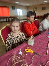 Dzieci podczas wykonywania świec sojowych