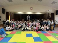 Zdjęcie grupowe uczestników spektaklu iluzji