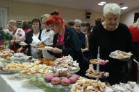 Degustacja potraw przez uczestników festiwalu