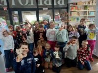 Zdjęcie grupowe w bibliotece