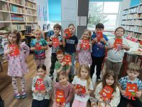 Zdjęcie grupowe w bibliotece