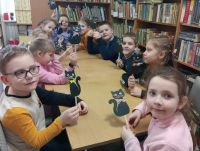 Uczniowie na zajęciach plastycznych w bibliotece