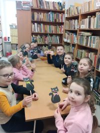 Uczniowie na zajęciach plastycznych w bibliotece