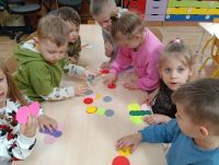 Dzieci przedszkolne przy stoliku podczas zajęć