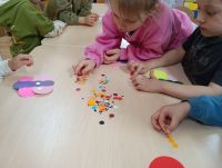 Dzieci wykonujące pracę plastyczną