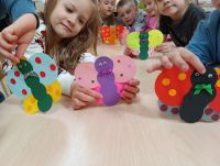 Dzieci prezentują swoje prace