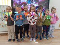 Zdjęcie grupowe dzieci z pracami plastycznymi