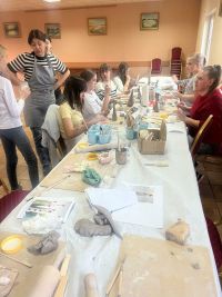 Uczestnicy podczas zajęć ceramicznych