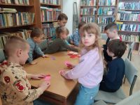 Dzieci przedszkolne w bibliotece przy stoliku