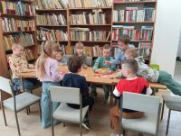 Dzieci przedszkolne przy stoliku w bibliotece