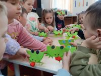 Dzieci prezentują swoje prace plastyczne