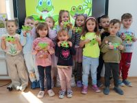 Dzieci w grupie prezentują swoje prace plastyczne