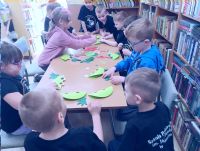 Dzieci z przedszkola na zajęciach w bibliotece