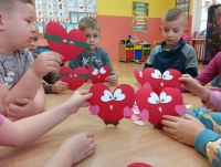 Przedszkolaki prezentują swoje prace