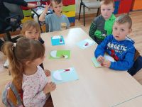 Dzieci przedszkolne przy stole podczas zajęć plastycznych