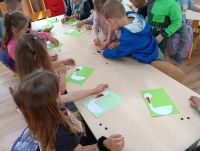 Dzieci wykonujące pracę plastyczną