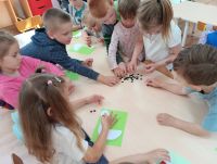 Dzieci wykonujące pracę plastyczną