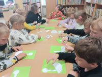 Dzieci podczas zajęć plastycznych w bibliotece