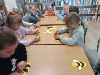 Dzieci podczas zajęć w bibliotece