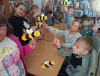 dzieci przedszkolne prezentują swoje prace plastyczne