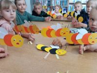 Dzieci prezentują swoje prace plastyczne