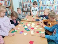 Dzieci wykonujące pracę plastyczną w bibliotece