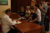 Autor składa autografy na książkach