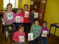 Ferie w bibliotece w Czarnem zdjęcie grupowe uczestników