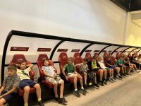 Uczestnicy wycieczki zwiedzający Stadion Narodowy w Warszawie.