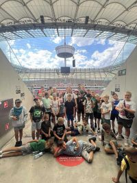Uczestnicy wycieczki zwiedzający Stadion Narodowy w Warszawie.