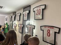 Uczestnicy wycieczki zwiedzający Stadion Narodowy w Warszawie.