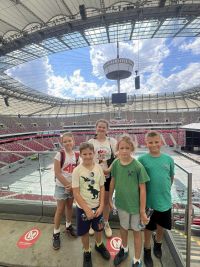 Uczestnicy wycieczki zwiedzający Stadion Narodowy w Warszawie.