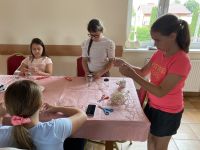 Uczestnicy zajęć wykonujący ozdoby do słoika do świecy sojowej.